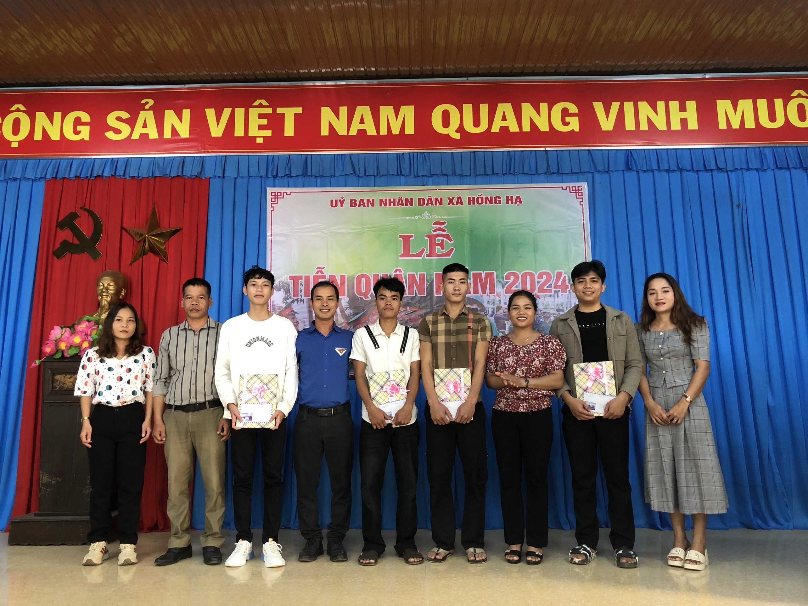 Mặt trận và các Tổ chức Chính trị-xã hội tặng quà động viên các Tân binh